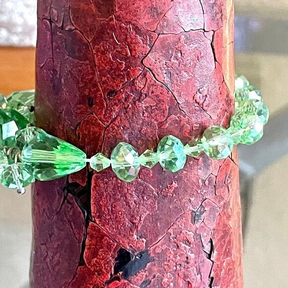 Green beaded  glass bracelet on stretchy cord - Picture 7 of 10